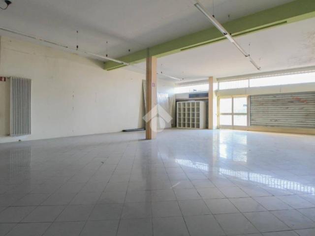 Locale Commerciale in vendita a Solza, Lombardia