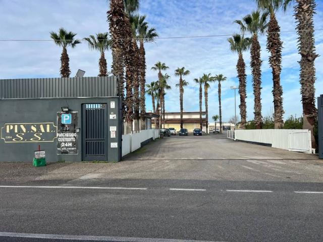 Locale Commerciale in vendita a Somma Vesuviana, Campania