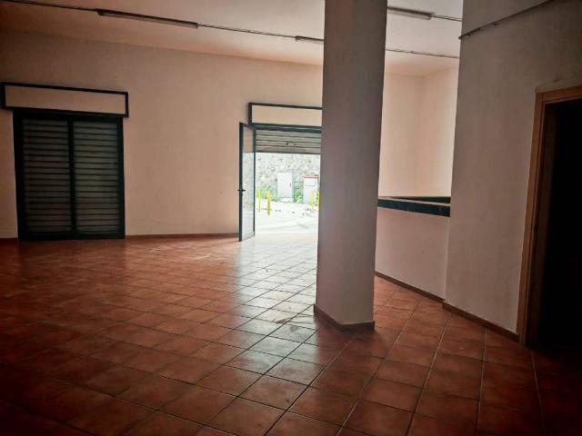 Locale Commerciale in affitto a Borgo Casamale, Somma Vesuviana