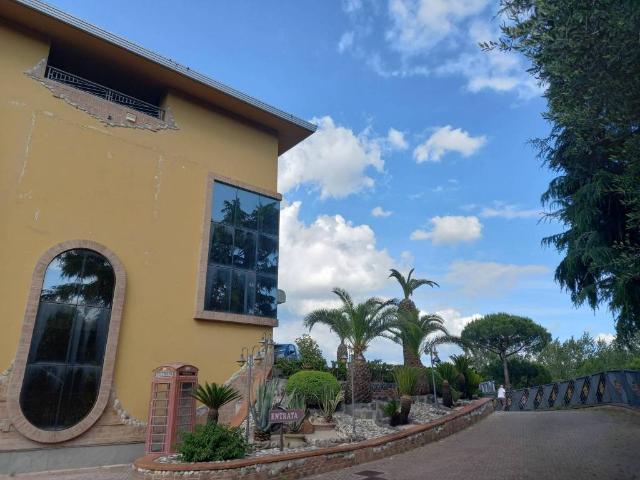 Locale Commerciale in vendita a Somma Vesuviana, Campania