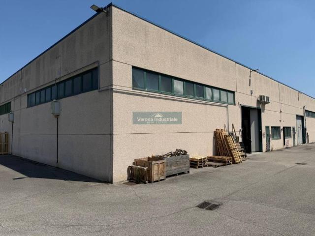Locale Commerciale in vendita a Sommacampagna, Veneto