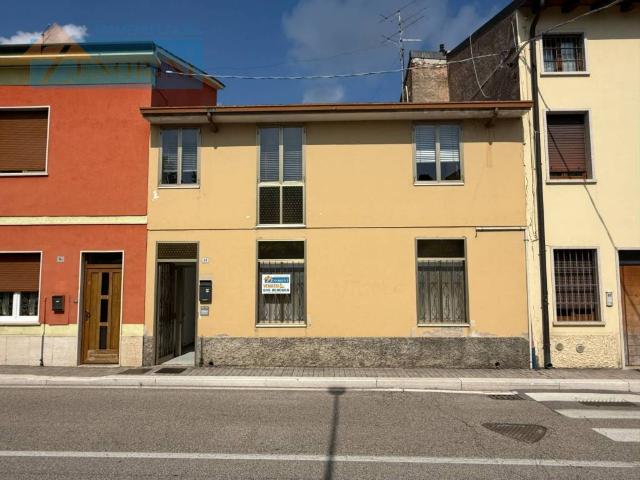 Locale Commerciale in vendita a Sommacampagna, Veneto