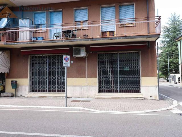 Locale Commerciale in vendita a Sommacampagna, Veneto
