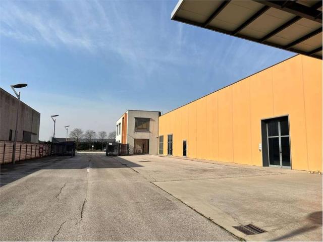 Locale Commerciale in vendita a Sommacampagna, Veneto