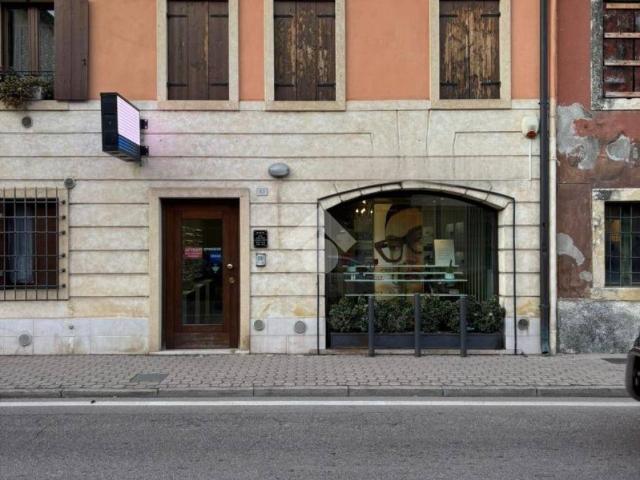 Locale Commerciale in vendita a Sona, Veneto