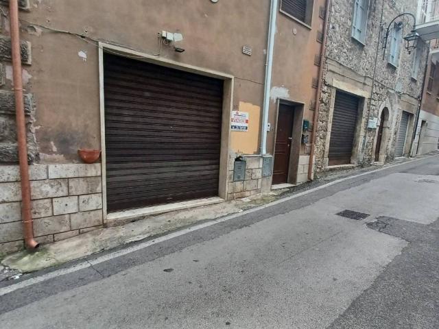 Locale Commerciale in vendita a Sonnino, Lazio