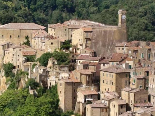Locale Commerciale in vendita a Sorano, Grosseto