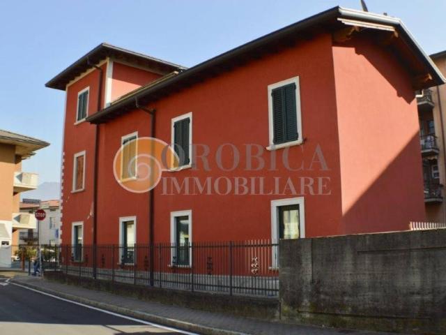 Locale Commerciale in vendita a Brughiera, Sorisole
