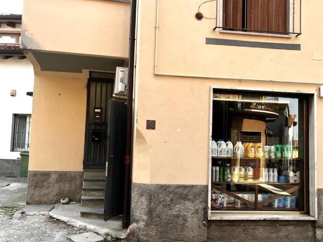 Locale Commerciale in vendita a Azzonica, Sorisole