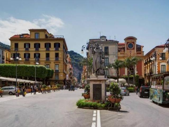 Locale Commerciale in vendita a Santa Lucia, Sorrento