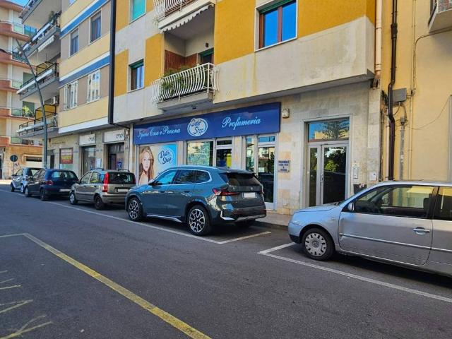 Locale Commerciale in vendita a Soverato Marina, Calabria