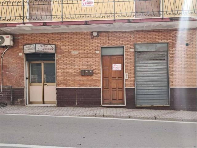 Locale Commerciale in vendita a Sparanise, Campania
