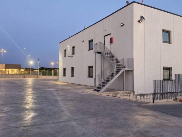 Locale Commerciale in vendita a Sparanise, Caserta