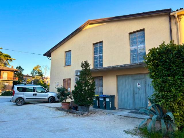 Locale Commerciale in vendita a Spello, Umbria