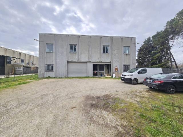 Locale Commerciale in vendita a Spello, Umbria