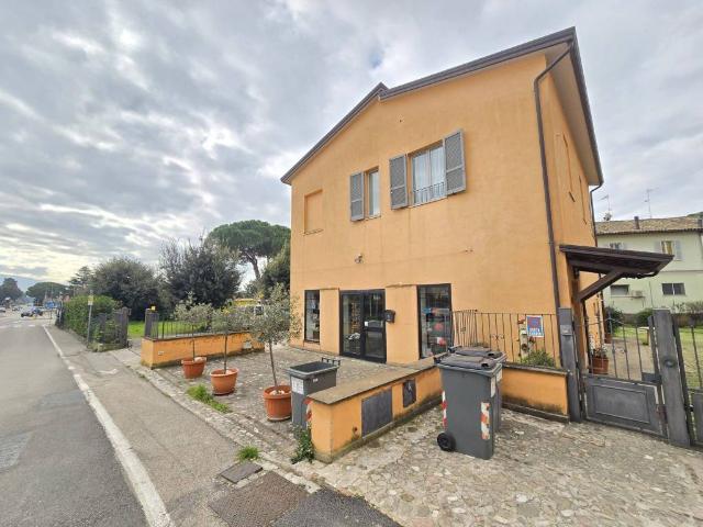 Locale Commerciale in vendita a Spello, Umbria