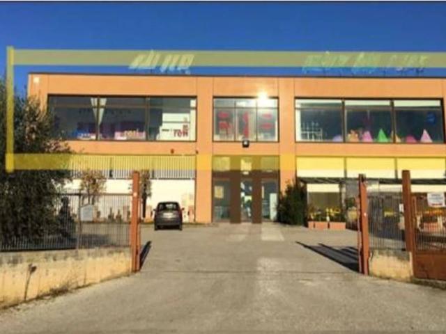 Locale Commerciale in vendita a Spoleto, Umbria