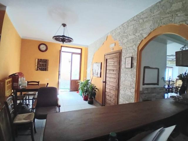 Locale Commerciale in vendita a Spoleto, Umbria