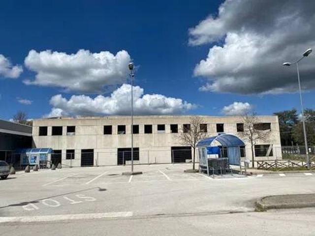 Locale Commerciale in vendita a Spoleto, Umbria
