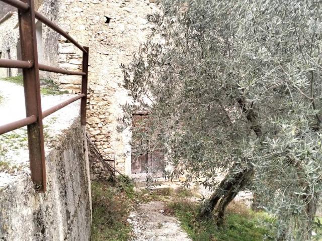 Locale Commerciale in vendita a Belvedere, Spoleto
