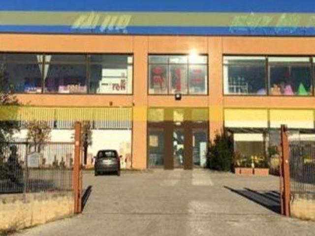 Locale Commerciale in vendita a Spoleto, Umbria