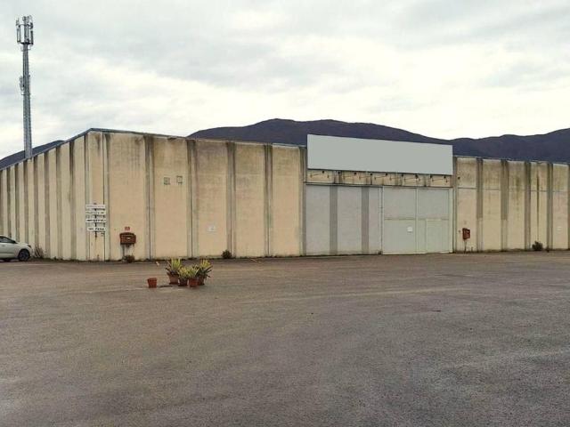Locale Commerciale in vendita a Spoleto, Umbria