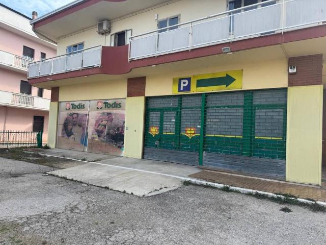 Locale Commerciale in vendita a Rancitelli, Pescara