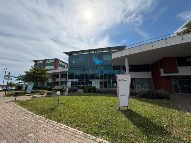 Locale Commerciale in vendita a Villa Raspa, Spoltore