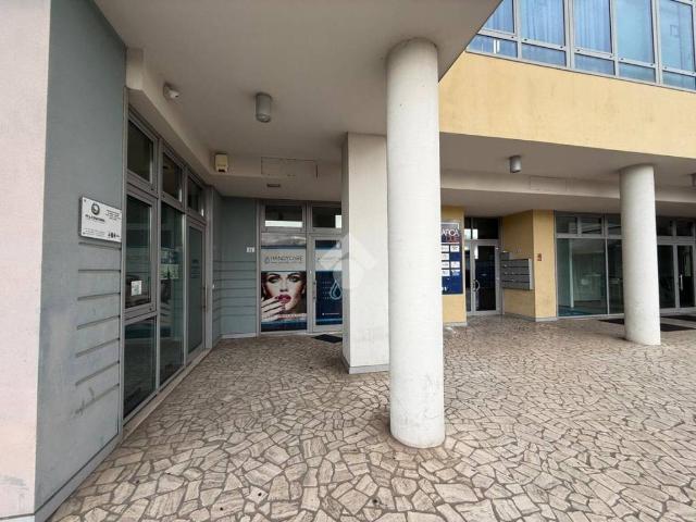 Locale Commerciale in vendita a Villa Raspa, Spoltore