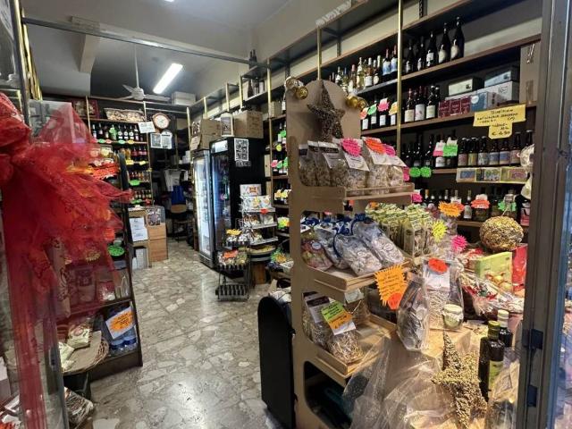 Locale Commerciale in vendita a Spotorno, Liguria
