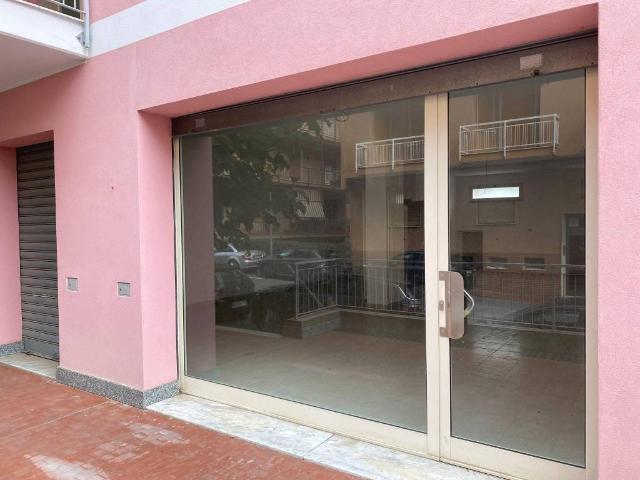 Locale Commerciale in vendita a Spotorno, Liguria
