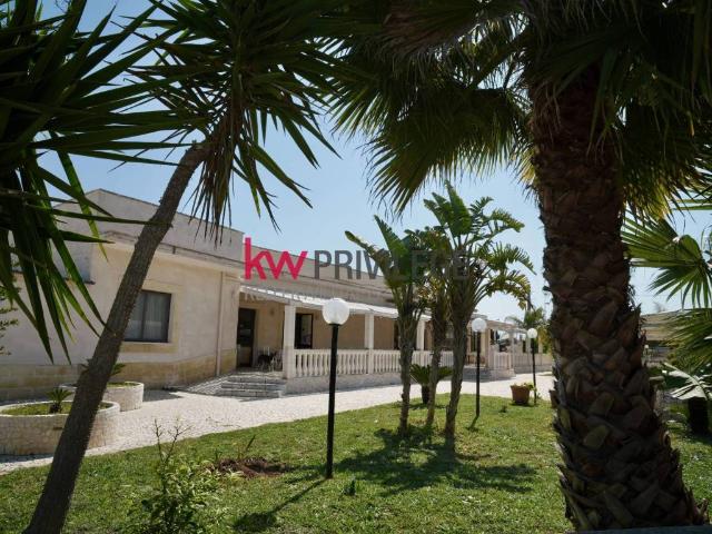 Locale Commerciale in vendita a Puglia, Lecce