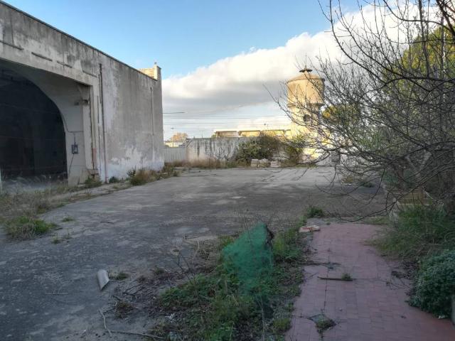 Locale Commerciale in vendita a Puglia, Lecce