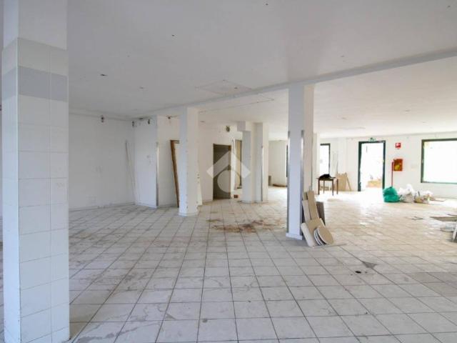 Locale Commerciale in vendita a Stezzano, Lombardia