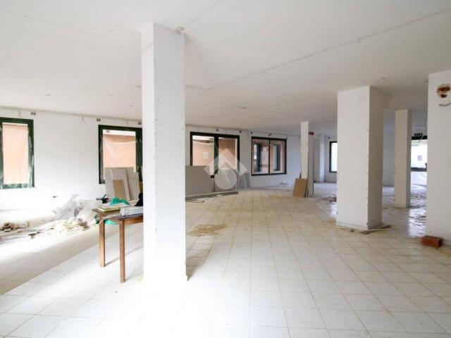 Locale Commerciale in vendita a Stezzano, Lombardia