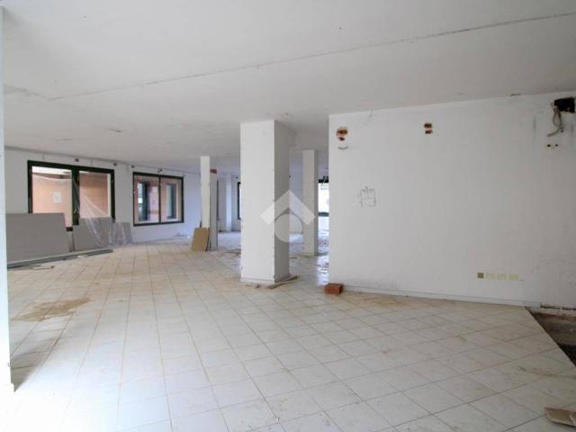 Locale Commerciale in vendita a Stezzano, Lombardia