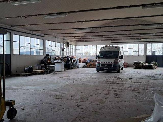 Locale Commerciale in vendita a Previano, Stradella