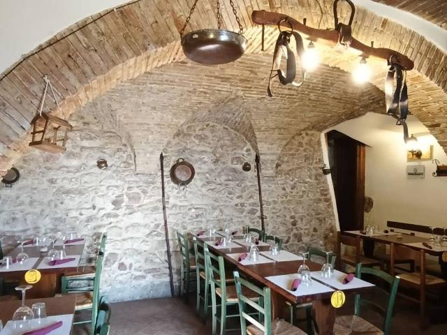 Locale Commerciale in vendita a Stroncone, Umbria