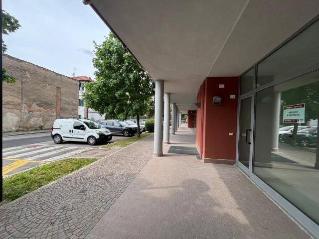 Locale Commerciale in vendita a Sulbiate, Lombardia