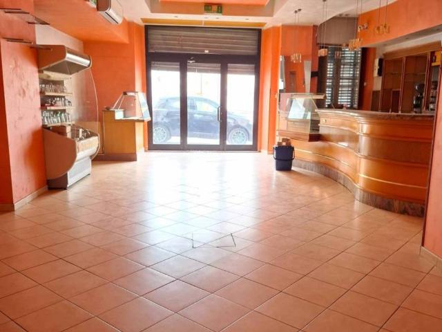 Locale Commerciale in vendita a Sulmona, Abruzzo