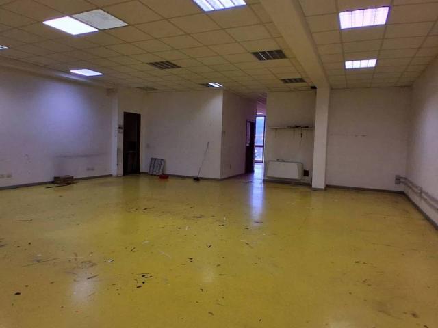 Locale Commerciale in vendita a Sulmona, Abruzzo
