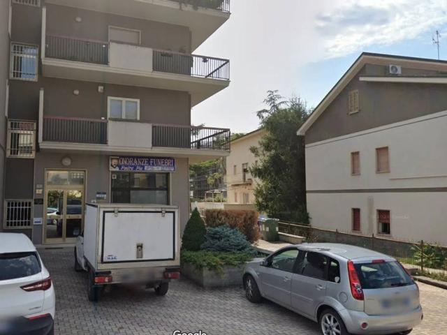 Locale Commerciale in vendita a Sulmona, Abruzzo