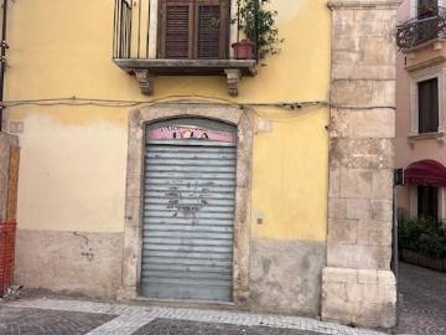 Locale Commerciale in vendita a Sulmona, L'Aquila