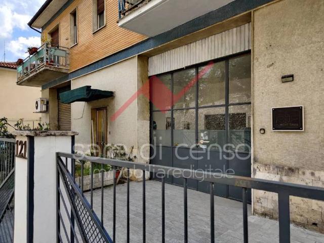 Locale Commerciale in vendita a Sulmona, Abruzzo