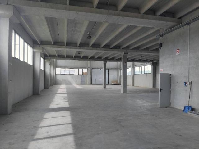 Locale Commerciale in vendita a Piemonte, Novara
