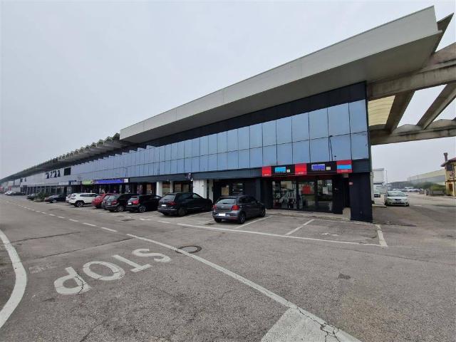 Locale Commerciale in vendita a Susegana, Veneto