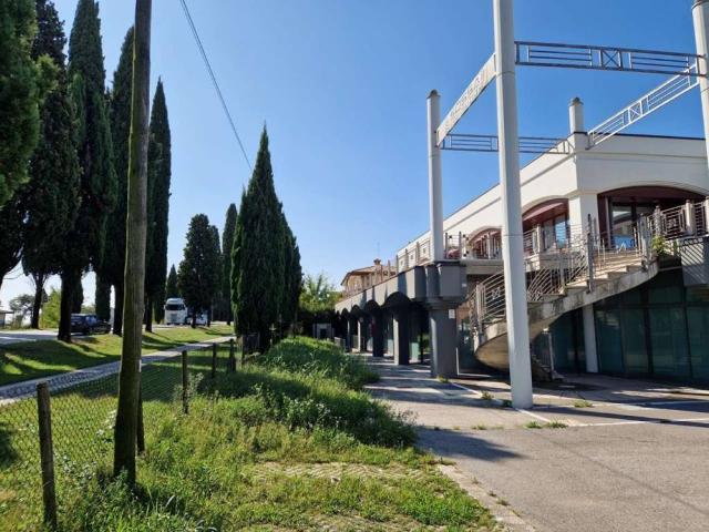 Locale Commerciale in vendita a Susegana, Veneto