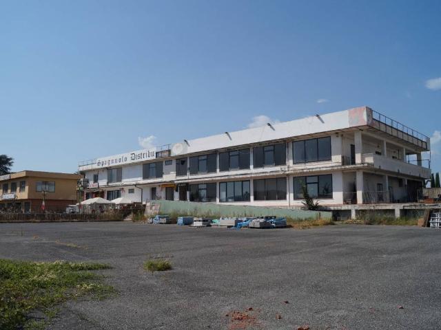 Locale Commerciale in vendita a Sutri, Lazio