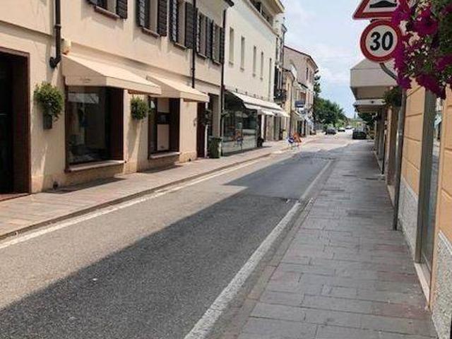 Locale Commerciale in vendita a Suzzara, Lombardia