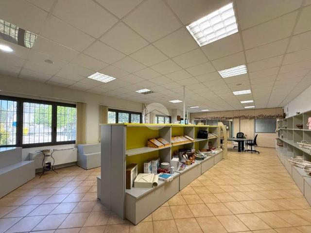 Locale Commerciale in vendita a Suzzara, Lombardia